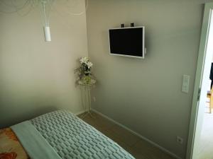 Alt Buchhorst的住宿－Grünheide am See，卧室配有一张床,墙上配有电视。