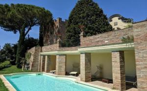 a swimming pool in front of a house at Castello di Renai in Castelfiorentino