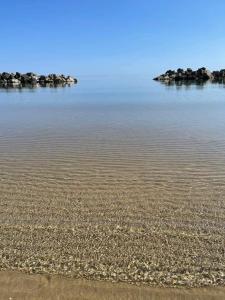 een strand met rotsen in het water bij Maison Dory in Pescara