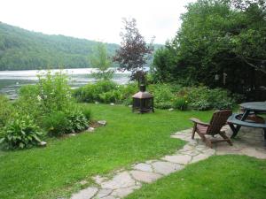 a backyard with a picnic table and a fire hydrant at Chalets Laurentides Mont-Tremblant in Mont-Tremblant