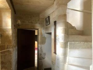 un corridoio di un edificio con una porta e un muro di Logis de La Touche a Saint-Hilaire-des-Loges