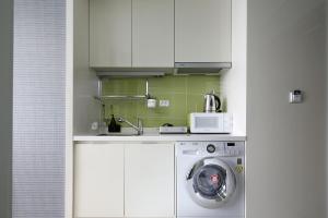 Kuchyň nebo kuchyňský kout v ubytování Ever8 Serviced Residence
