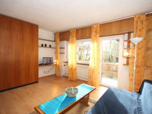 ein Wohnzimmer mit einem Sofa, einem Tisch und einem Fenster in der Unterkunft Apartment Am Birkenhain-8 by Interhome in Seefeld in Tirol