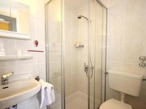 ein Bad mit einer Dusche, einem WC und einem Waschbecken in der Unterkunft Apartment Am Birkenhain-8 by Interhome in Seefeld in Tirol