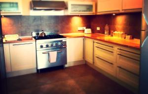 A kitchen or kitchenette at The Heights 2 Bedroom Apartment