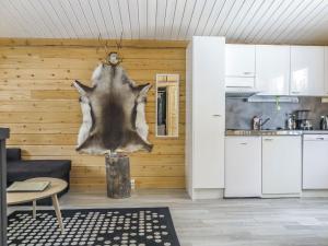 サーリセルカにあるHoliday Home Poromies b by Interhomeのキッチン、木製の壁のリビングルーム