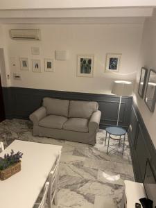 A seating area at Aduepassi apartments