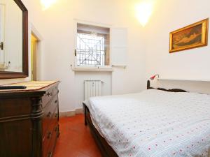 una camera con letto, cassettiera e finestra di Apartment Pantheon by Interhome a Roma