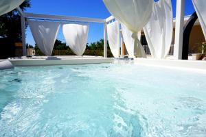 Bazén v ubytovaní VILLA NUCCI by Apulia Hospitality alebo v jeho blízkosti
