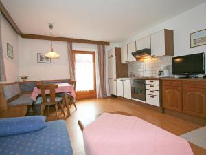 salon z kuchnią i jadalnią w obiekcie Apartment Sonnenheim-1 by Interhome w Mayrhofen