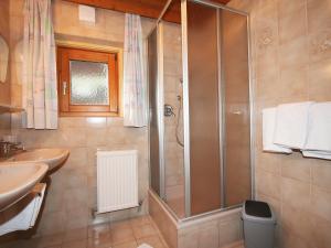y baño con ducha y lavamanos. en Apartment Sonnenheim-1 by Interhome, en Mayrhofen