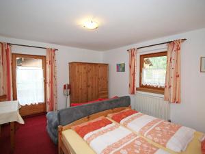 sypialnia z łóżkiem i dwoma oknami w obiekcie Apartment Sonnenheim-1 by Interhome w Mayrhofen