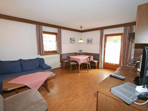 salon z kanapą i stołem w obiekcie Apartment Sonnenheim-1 by Interhome w Mayrhofen