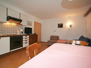 kuchnia i salon z białym stołem i krzesłami w obiekcie Apartment Sonnenheim-1 by Interhome w Mayrhofen +22 zdjęcia