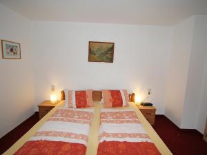 Łóżko lub łóżka w pokoju w obiekcie Apartment Sonnenheim-1 by Interhome