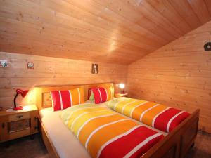 twee bedden in een kamer met houten wanden bij Apartment Untererhof-4 by Interhome in Pankrazberg