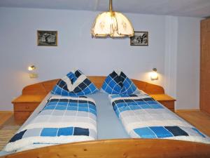 ヴァークラインにあるHoliday Home Schwarzenegg - WAR200 by Interhomeのベッドルーム1室(ベッド2台、青と白の枕付)