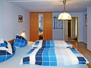 ヴァークラインにあるHoliday Home Schwarzenegg - WAR200 by Interhomeの青と白のベッドが備わる客室です。