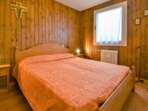 Tempat tidur dalam kamar di Apartment Fienili di Brenta-1 by Interhome