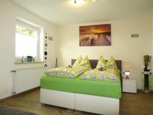 sypialnia z zielonym i żółtym łóżkiem z oknem w obiekcie Apartment Tobias 1 by Interhome w mieście Radstadt