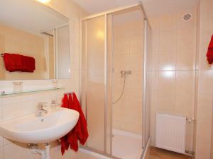 ein Bad mit einem Waschbecken und einer Dusche in der Unterkunft Holiday Home Hauser by Interhome in Mayrhofen