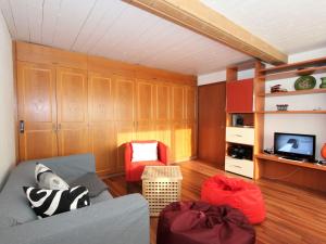 ein Wohnzimmer mit einem Sofa und einem TV in der Unterkunft Apartment Karina by Interhome in Seefeld in Tirol
