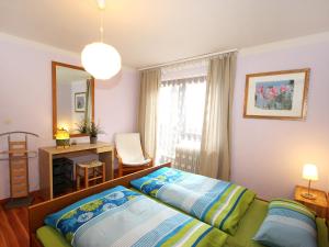 Schlafzimmer mit einem Bett, einem Schreibtisch und einem Spiegel in der Unterkunft Apartment Karina by Interhome in Seefeld in Tirol