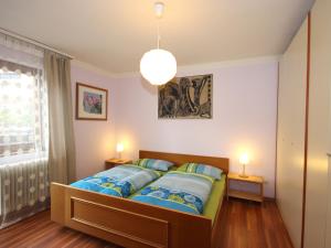 ein Schlafzimmer mit einem Bett mit zwei Lampen in der Unterkunft Apartment Karina by Interhome in Seefeld in Tirol