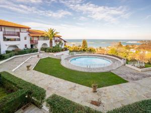 una vista exterior de una casa con piscina en Apartment Les Hauts de Bordagain-10 by Interhome, en Socoa