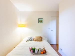 bandeja de frutas y verduras en una cama en Apartment Les Hauts de Bordagain-10 by Interhome, en Socoa