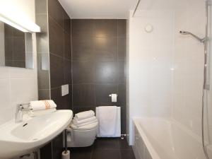 ゼーフェルト・イン・チロルにあるApartment Excelsior by Interhomeのバスルーム(洗面台、トイレ、バスタブ付)