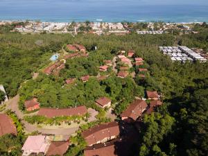 an aerial view of a house with trees and the ocean at Maresias Beach House - Casas de alugueis em cond beira mar in Maresias