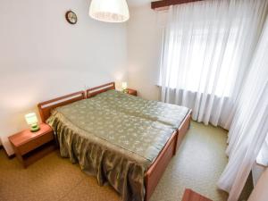 Postel nebo postele na pokoji v ubytování Apartment La Busa-2 by Interhome