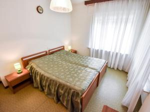 1 dormitorio con cama y ventana grande en Apartment La Busa-2 by Interhome, en Masarè