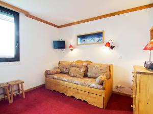 Una sala de estar con un sofá y un televisor. en Apartment Origanes 525 by Interhome, en Les Menuires 17 fotos más