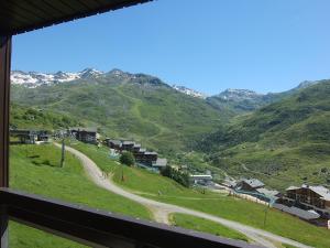 desde una ventana de un pueblo de montaña en Apartment Origanes 525 by Interhome, en Les Menuires