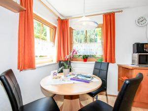 ein kleines Esszimmer mit einem Tisch und Stühlen in der Unterkunft Apartment Christian by Interhome in Ginzling