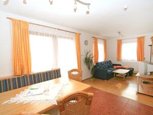 ein Wohnzimmer mit einem Tisch und einem Sofa in der Unterkunft Apartment Ferienhaus Sonnseitn-2 by Interhome in Gattererberg