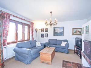 Posezení v ubytování Chalet Patricia by Interhome