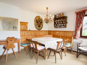 uma sala de jantar com uma mesa branca e cadeiras em Chalet Patricia by Interhome em Kössen