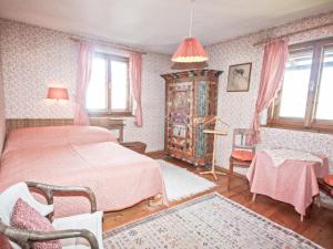 Posteľ alebo postele v izbe v ubytovaní Chalet Patricia by Interhome