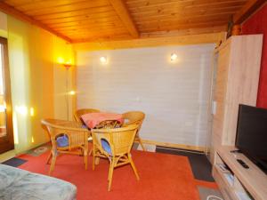 Μια τηλεόραση ή/και κέντρο ψυχαγωγίας στο Apartment Haus Harlander by Interhome