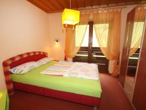 Ένα ή περισσότερα κρεβάτια σε δωμάτιο στο Apartment Haus Harlander by Interhome