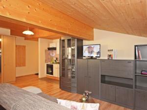 Televízia a/alebo spoločenská miestnosť v ubytovaní Apartment Voräule by Interhome