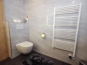 Phòng tắm tại Apartment Haus Sailer by Interhome