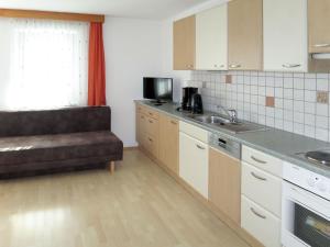 Kuchyň nebo kuchyňský kout v ubytování Apartment Sonne-4 by Interhome