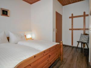 Postel nebo postele na pokoji v ubytování Apartment Edelweiss-1 by Interhome