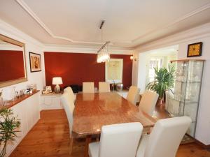 ein Esszimmer mit einem Tisch und weißen Stühlen in der Unterkunft Villa Marie-Sophie by Interhome in Mallnitz