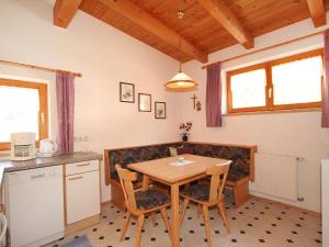 cocina y comedor con mesa y sillas en Apartment Rifflerblick by Interhome en Pettneu am Arlberg