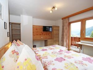 Schlafzimmer mit einem Bett und einem Fenster in der Unterkunft Apartment Werner by Interhome in Pettneu am Arlberg